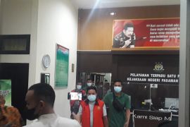Lima mantan legislator Pasbar jadi tersangka perjalanan dinas fiktif, 3 langsung ditahan (Video)