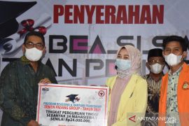 PT Semen Padang salurkan beasiswa untuk 738 pelajar dan mahasiswa