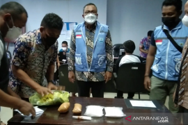 BNN Sultra tangkap pasangan suami-istri pengedar sabu-sabu di Bandara Haluoleo