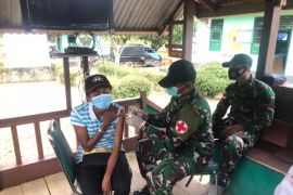 Satgas TNI Yonif 403-Puskesmas Yaffi layani vaksinasi warga perbatasan RI-PNG