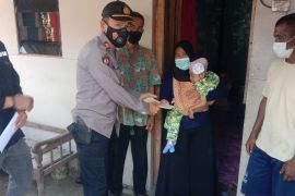 Kapolsek Pangkalan Susu salurkan bantuan Kapolres kepada warga yang sakit