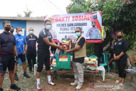 Kapolres gowes sambil berbagi sembako korban puting beliung