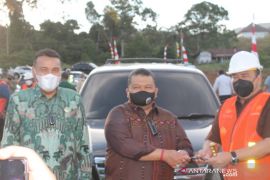 Setelah diselamatkan, Kejari Tapsel serahkan satu unit mobil aset daerah