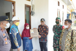 Warga Desa Pinang Luar Kabupaten Kubu Raya beralih ke listrik prabayar