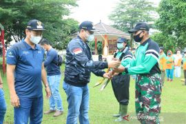 Wali dan wawali kota gotong royong bersihkan bantaran Sungai Kemuning