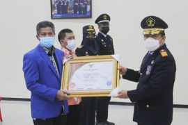 Kakanwil Kemenkumham Sulsel serahkan penghargaan Menkumham kepada Poltekkes dan KKP Makassar