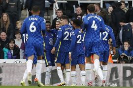Dua pesaing terpeleset, Chelsea kukuh di puncak