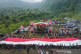 Pembentangan bendera Merah Putih raksasa