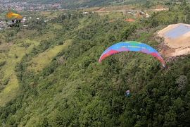 Menjajal manuver ekstrem jalur Paralayang PON Papua