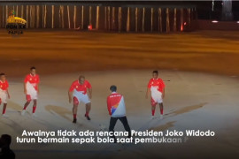 Aksi Presiden Jokowi bermain sepak bola di pembukaan PON Papua