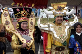 Parade busana daerah di pembukaan PON Papua