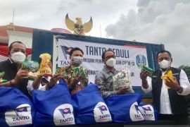 Tanto Peduli serahkan bantuan 2.000 paket sembako kepada Pemprov Jatim