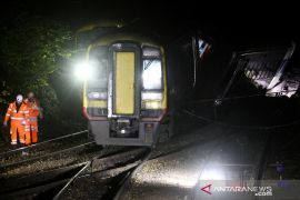 Tabrakan kereta di Inggris, masinis meninggal dan 80 orang terluka