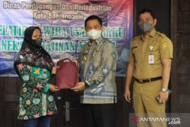 Banjarmasin latih wira usaha baru untuk aneka kerajinan air guci
