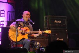 Ebiet G. Ade dirilis album "Seraut Wajah" dalam bentuk piringan hitam