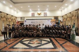 Wali Kota Eri lepas 48 calon kafilah MTQ Surabaya ke Pamekasan