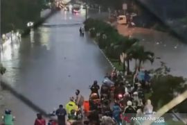 Aksen Bandung-Cimahi dilanda banjir sebabkan kemacetan