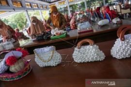 Kerajinan Tas Dari Limbah Sedotan Plastik