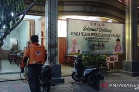 Relawan semprotkan disinfektan di penginapan peserta MTQ Jatim