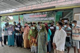Warga Badas - Kabupaten Kediri tolak aktivitas penambangan di Sungai Konto