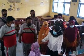 Ratusan pelajar SMPN 2 Angkola Muaratais dan masyarakat dapat vaksin COVID-19