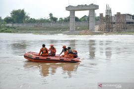 Pencarian Korban Perahu Terbalik di Bojonegoro
