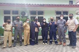 PT Timah Tbk Berikan Wearpack Bagi Petugas Kebersihan di Bangka Barat