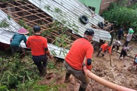 Sukarelawan bergotong royong tangani dampak longsor di Ajibarang Banyumas