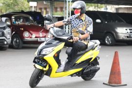 Ganjar Pranowo pamerkan motor listrik buatan PT HIT Kudus