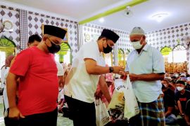 Bobby Nasution bersama HIPMI bagikan paket sembako kepada masyarakat Sibolga-Tapteng