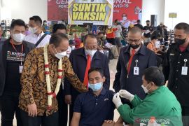 Wamendes sebut tantangan vaksinasi warga pedalaman tidak mudah