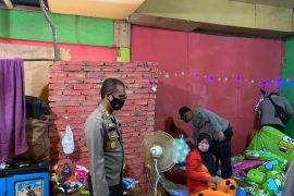 Polisi amankan miras-pemandu lagu kafe di Dharmasraya