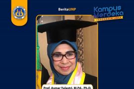 Guru besar baru UNP tersebut, juga menjabat Ketua Dharma Wanita kampus itu