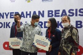 Wali Kota Kediri serahkan beasiswa pendidikan Merdeka Belajar