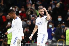 Dua gol Karim Benzema bawa Real Madrid  atasi Shakhtar Donetsk 2-1