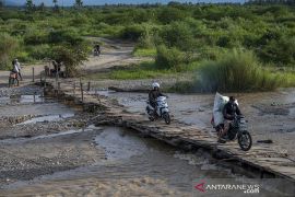 Jalan di Desa Jono Oge Kembali Tertutup Luapan Air Page 3 Small