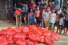 Polisi kirim  bantuan sembako ke Suku Anak Dalam Jambi
