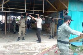 Lima lapak pedagang di Pantai Jagu dibongkar