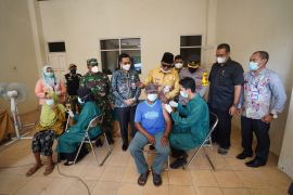 Gubernur dorong  percepatan vaksinasi di HST