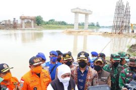 Khofifah berharap pengerjaan Jembatan Rengel-Kanor segera tuntas