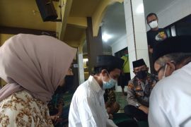 Tahanan ini menikahi pacarnya di Polsek Medan Timur