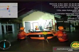 Basarnas Pekanbaru evakuasi satu keluarga terjebak banjir