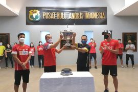 Jajaran Pelatnas PBSI Cipayung sambut kedatangan Piala Thomas