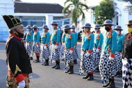 Solo menarik wisatawan melalui pergelaran atraksi prajurit