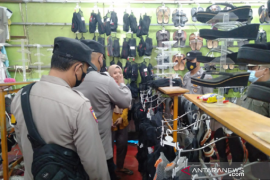 Polsek Rengasdengklok operasi penerapan prokes di pasar tradisional