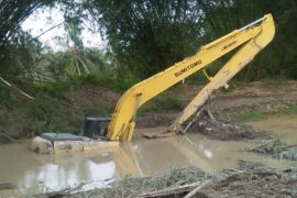 Escavator BWS terbenam di Sei Sibarau Kecamatan Tebing Tinggi