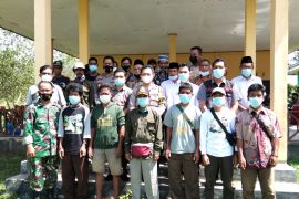 Polisi dan temenggung SAD membujuk pelaku penembakan serahkan diri