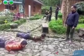 Pendaki ilegal dikenai sanksi 'push up'