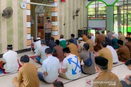 Kapolres Enrekang kunjungi berbagai masjid ingatkan prokes COVID-19