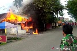Selang gas diduga bocor, warung kopi di Meulaboh terbakar